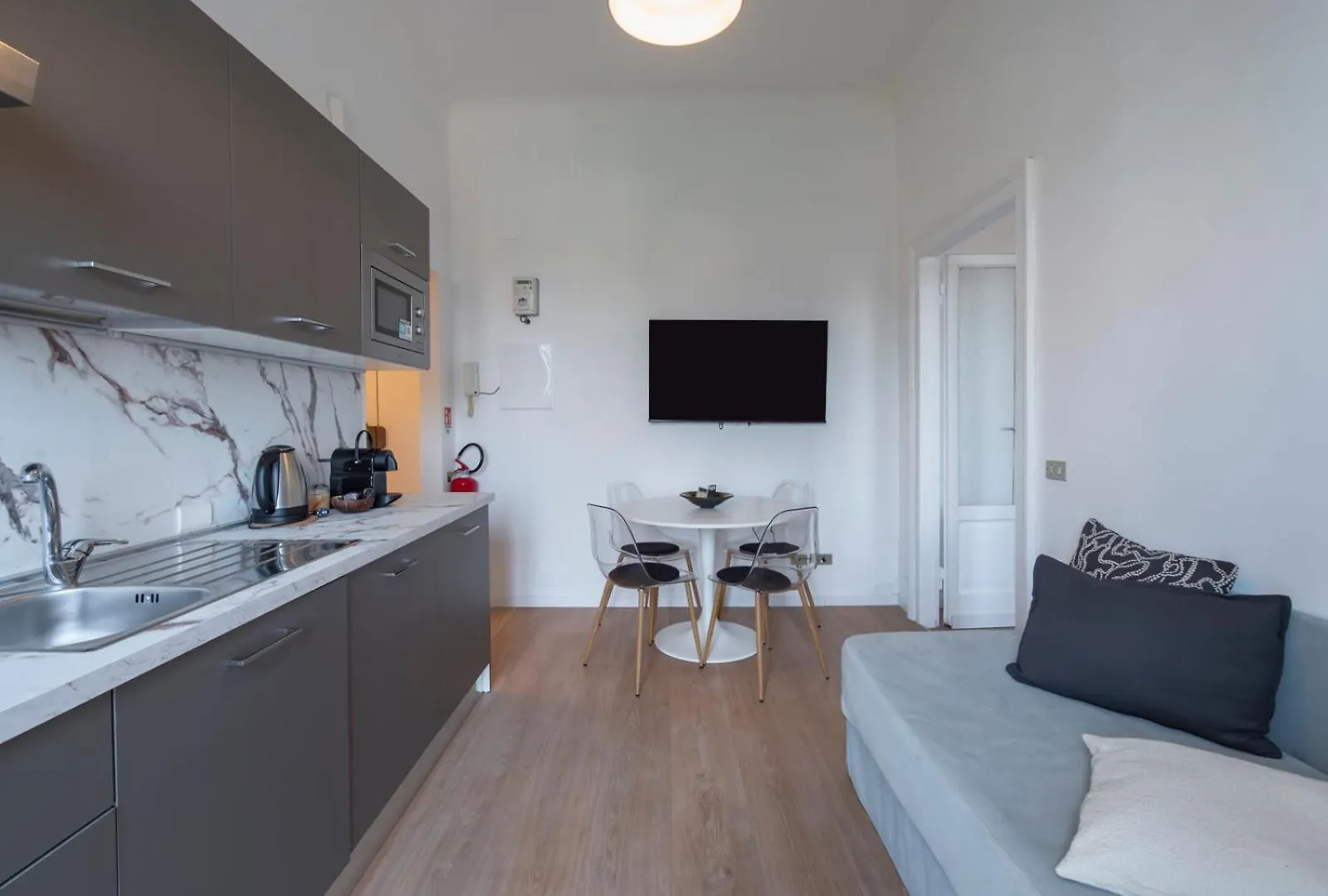 Luxury Apartment - Umbria 35 ミラノ 0*,  イタリア